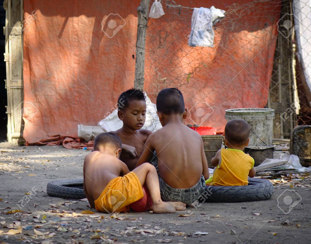マンダレー ミャンマー 2 月 11 17 ミャンマーのマンダレーの貧しい村で遊んでいる子供たち マンダレーは二番目に大きい都市とビルマの最後の 王室の首都です の写真素材 画像素材 Image