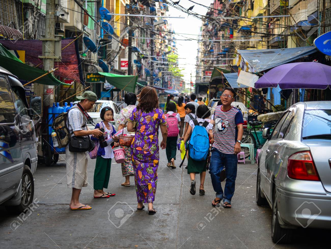 ミャンマー ヤンゴン 2017 年 2 月 1 日ミャンマー ヤンゴンの街を歩いている人 ヤンゴンはミャンマー最大の都市とその最も重要な商業の中心地です の写真素材 画像素材 Image 89960897