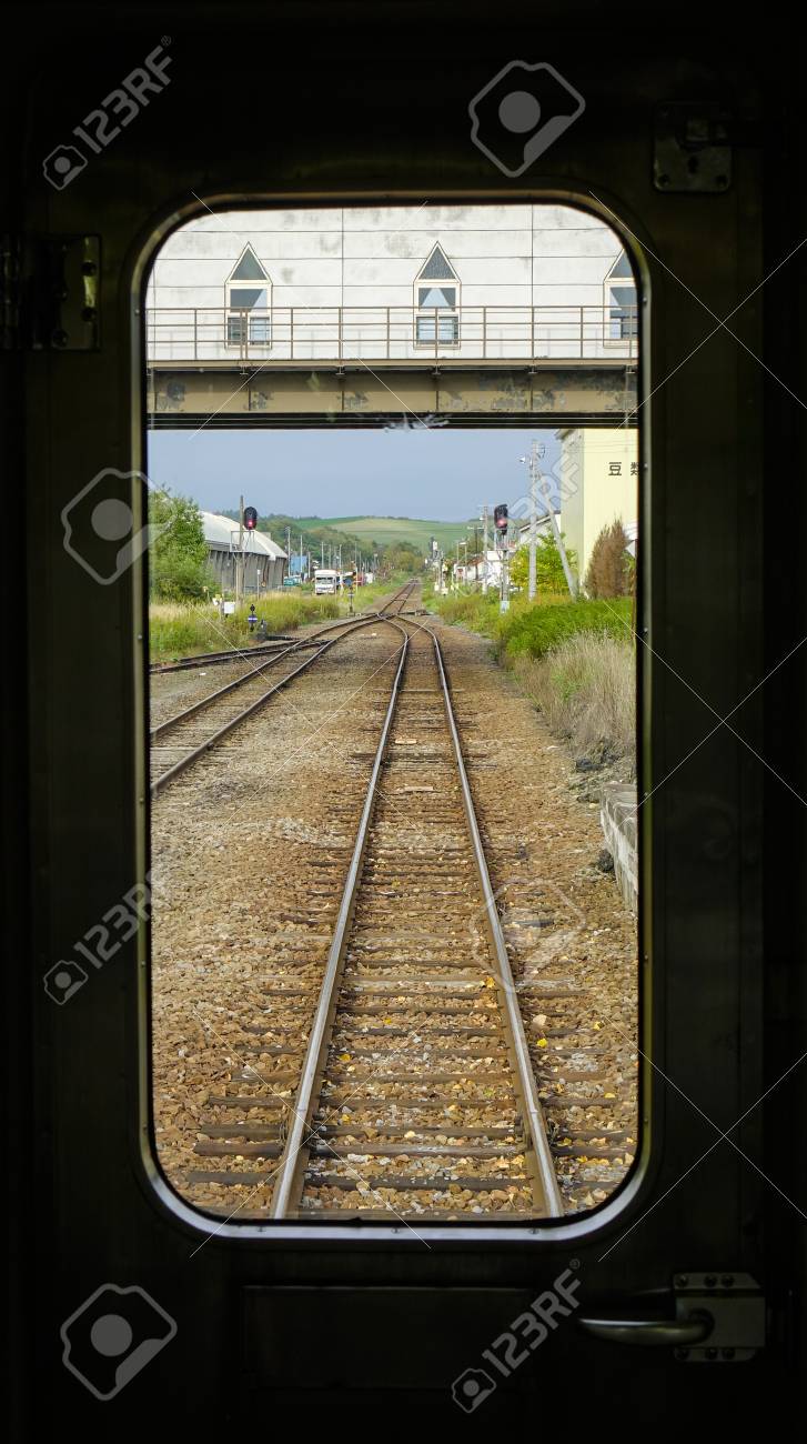 田舎の線路 電車の窓からの眺め の写真素材 画像素材 Image