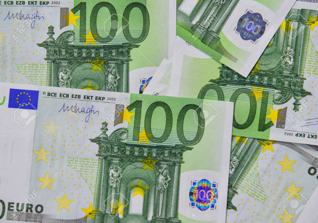 100 유로 지폐 (지폐) 돈의 그룹입니다. 유럽 연합 통화. 로열티 무료 사진, 그림, 이미지 그리고 스톡포토그래피. Image  96969025