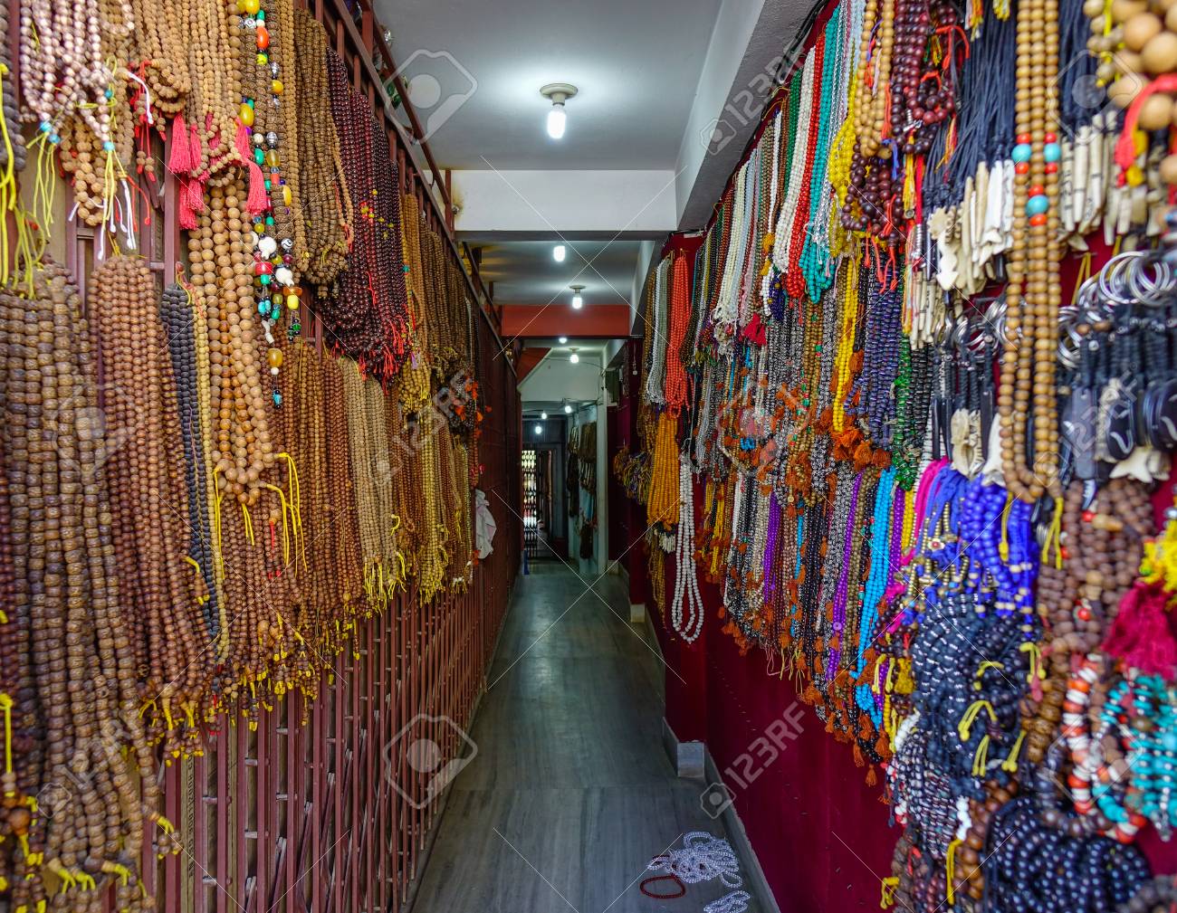 カトマンズ ネパール 10月19 17 ネパール カトマンズのタメル地区の路上にある土産物店 の写真素材 画像素材 Image