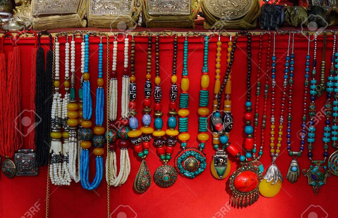 ネパールのカトマンズの古代の町でお土産を販売しています の写真素材 画像素材 Image