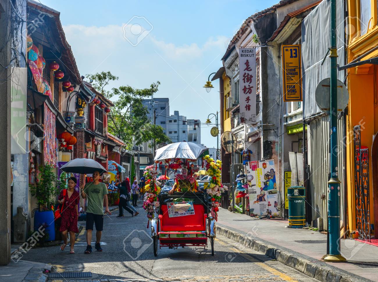 말레이시아 조지 타운 - 2019년 4월 3일 말레이시아 조지 타운의 오래된 거리. 1786년에 설립된 이 타운은 동남아시아 최초의  영국인 정착지였습니다. 로열티 무료 사진, 그림, 이미지 그리고 스톡포토그래피. Image 122862544
