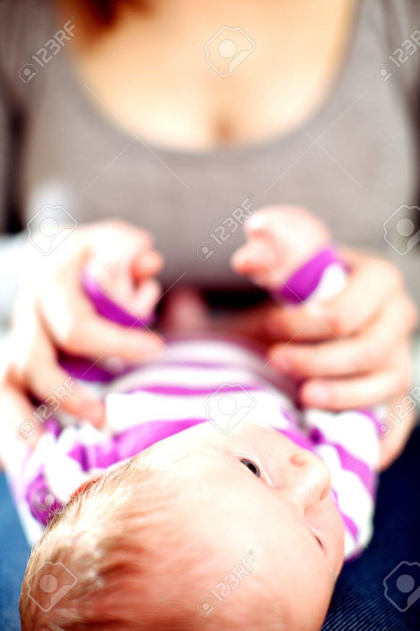 Adorable Little Neugeborenes Auf Dem Rucken Liegend Auf Seine Mutter Runde Mit Verwunderung Auf Die Welt Um Ihn Herum Lizenzfreie Fotos Bilder Und Stock Fotografie Image