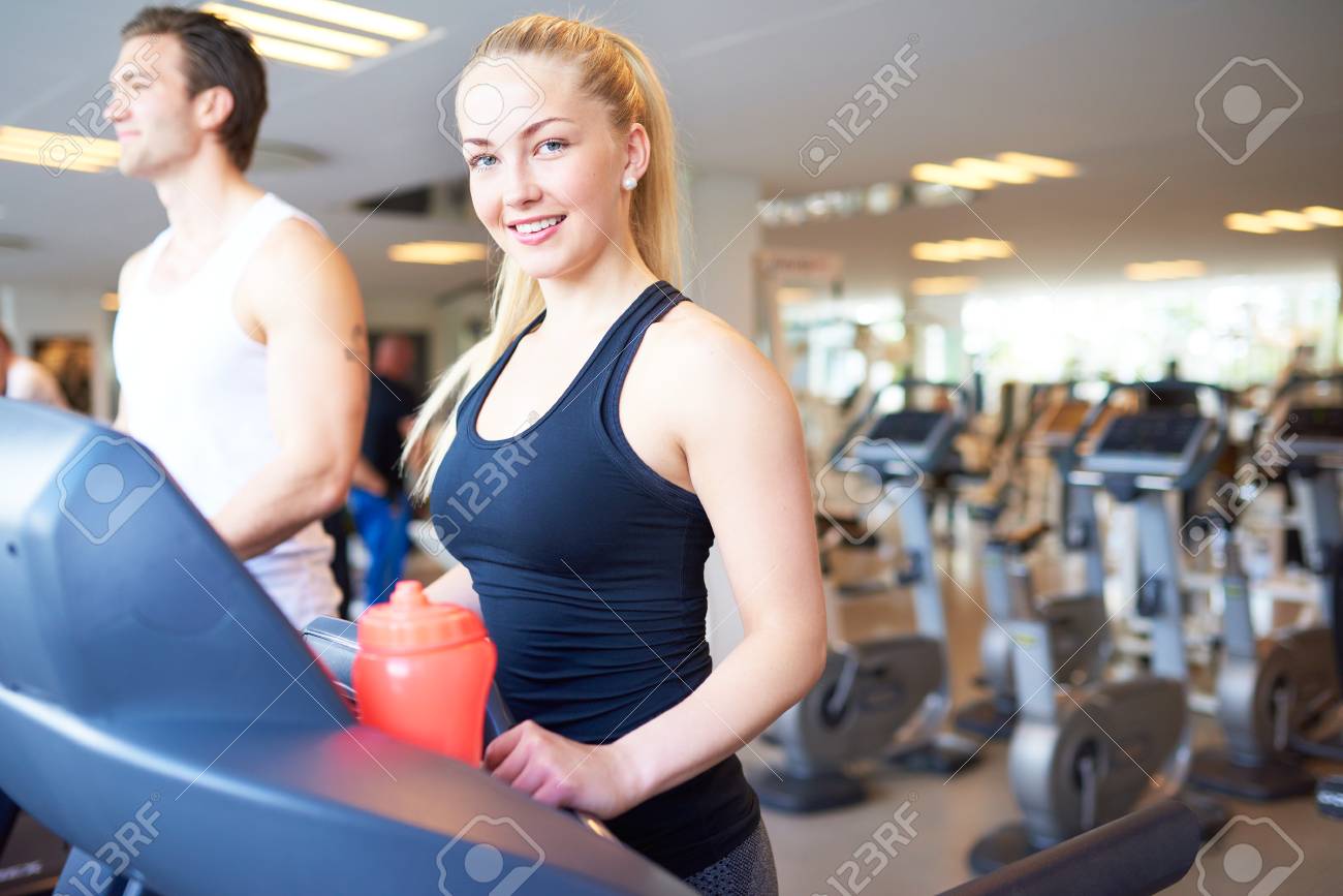 Attraktive Fit Junge Frau Lachelt In Die Kamera Beim Trainieren Auf Laufband Gerat Innerhalb Der Fitness Gym Lizenzfreie Fotos Bilder Und Stock Fotografie Image