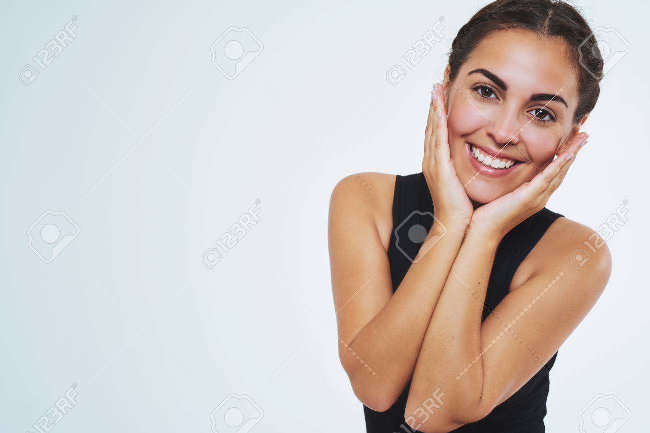 彼女の頬を保持しているカメラに笑顔素敵な肌を持つ美しい女性 領域をコピーします 孤立した肖像画 の写真素材 画像素材 Image