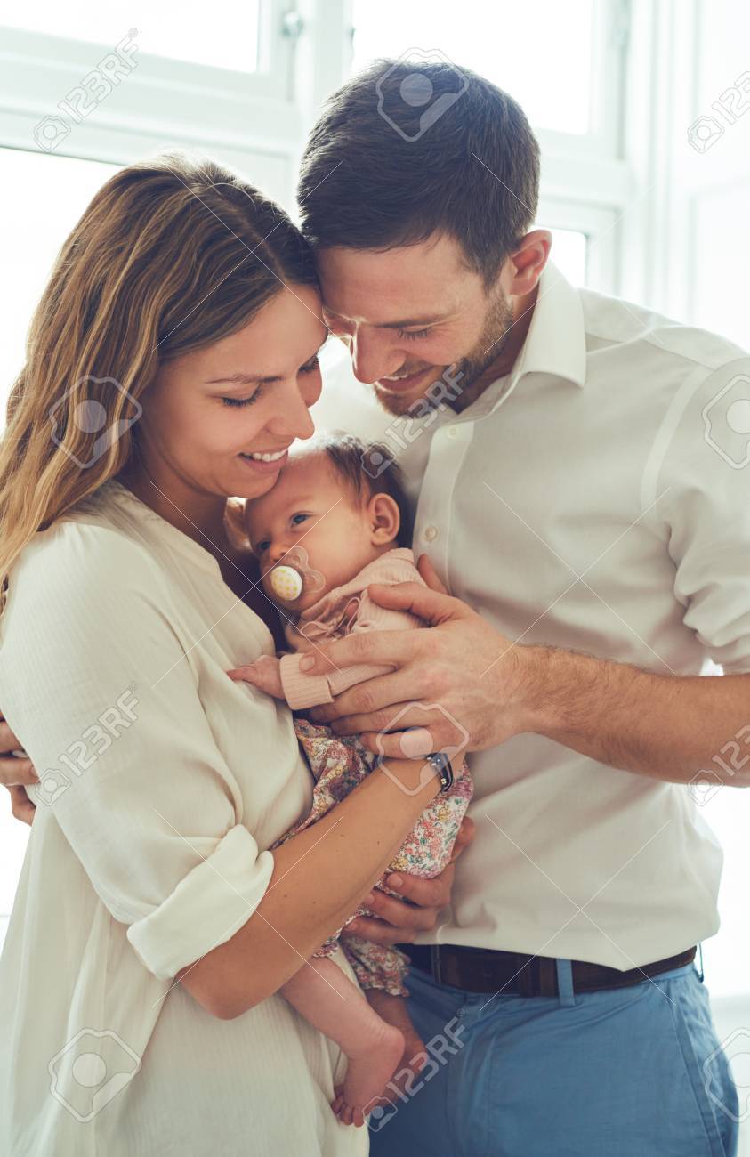 Sonriente Madre Y El Padre Con Su Hija Bebe Recien Nacido En Casa Fotos Retratos Imagenes Y Fotografia De Archivo Libres De Derecho Image Sonriente Madre Y El Padre Con Su Hija Bebe Recien Nacido En Casa Fotos Retratos Imagenes Y Fotografia De Archivo Libres De Derecho Image