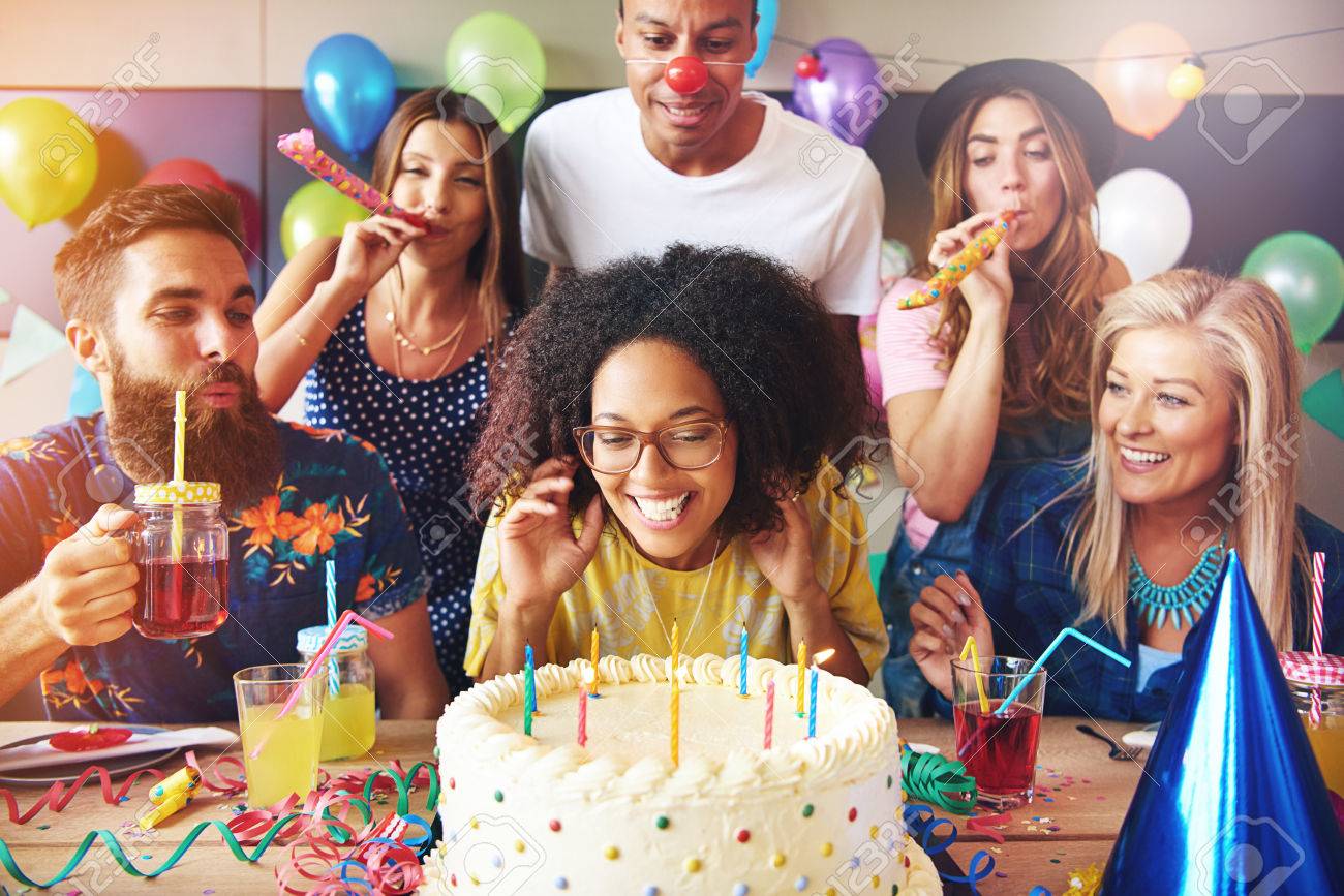 Femme Excite Pret A Souffler Des Bougies Sur Fond Blanc Gateau De Glacage Sur La Table A La Fete D Anniversaire Avec Des Amis Heureux Banque D Images Et Photos Libres De Droits Image Femme Excite Pret A Souffler Des Bougies Sur Fond Blanc Gateau De Glacage Sur La Table A La Fete D Anniversaire Avec Des Amis Heureux Banque D Images Et Photos Libres De Droits Image