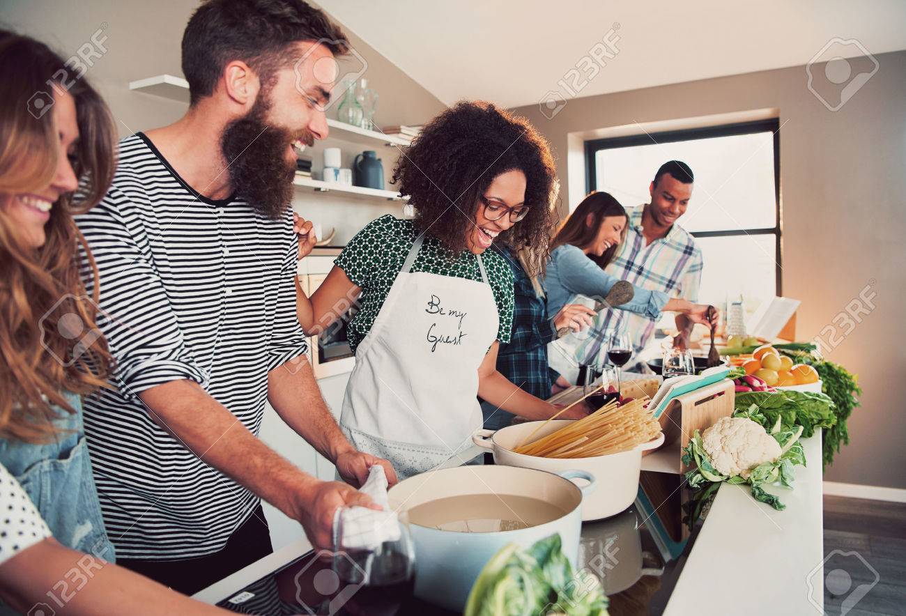 Grosse Gruppe Von Sechs Freunden Gerne Fur Ein Pasta Kochkurs Am