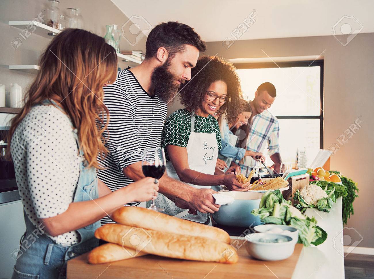 Grosse Gruppe Von Sechs Freunden Bereitet Essen Fur Einen Kochkurs