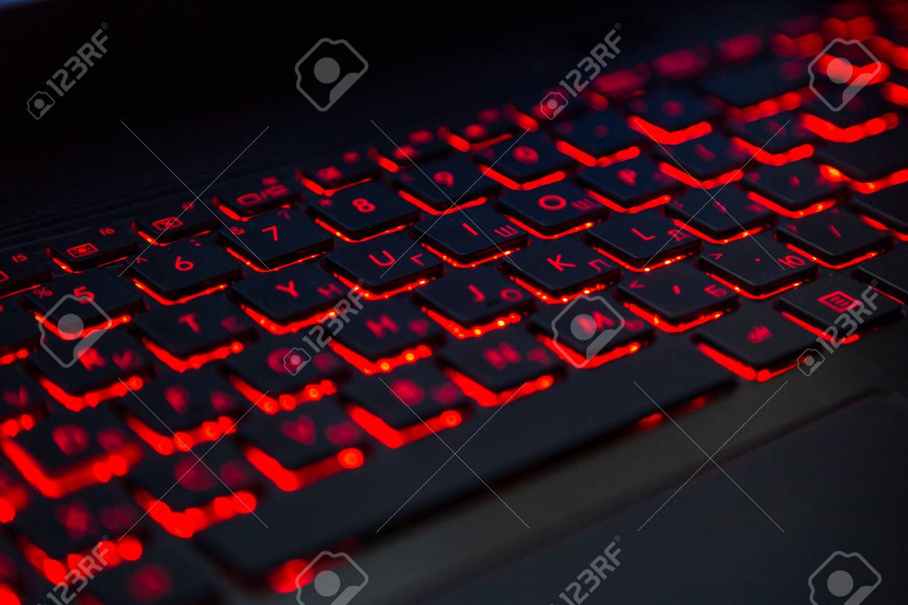 ノート パソコンのキーボード (バックライト付き) 赤の写真素材・画像 