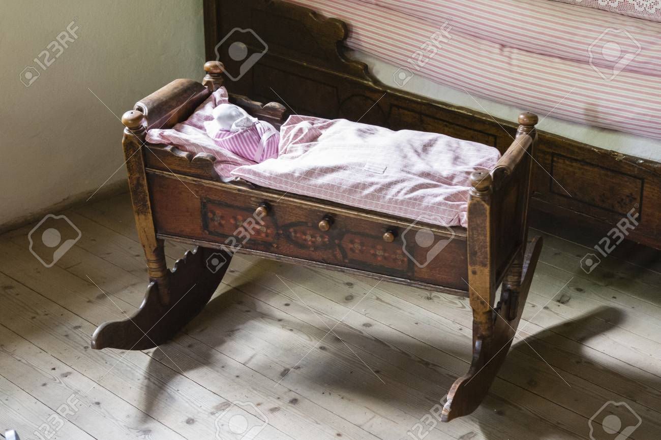 Un Vieux Lit A Bascule En Bois Pour Bebe Avec Une Couette Banque D Images Et Photos Libres De Droits Image
