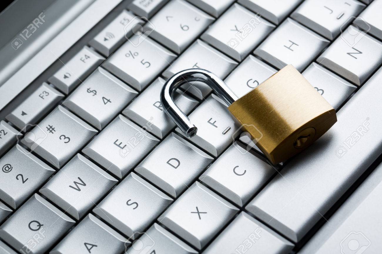 Entsperrt Vorhangeschloss Auf Laptop Tastatur Close Up Lizenzfreie Fotos Bilder Und Stock Fotografie Image