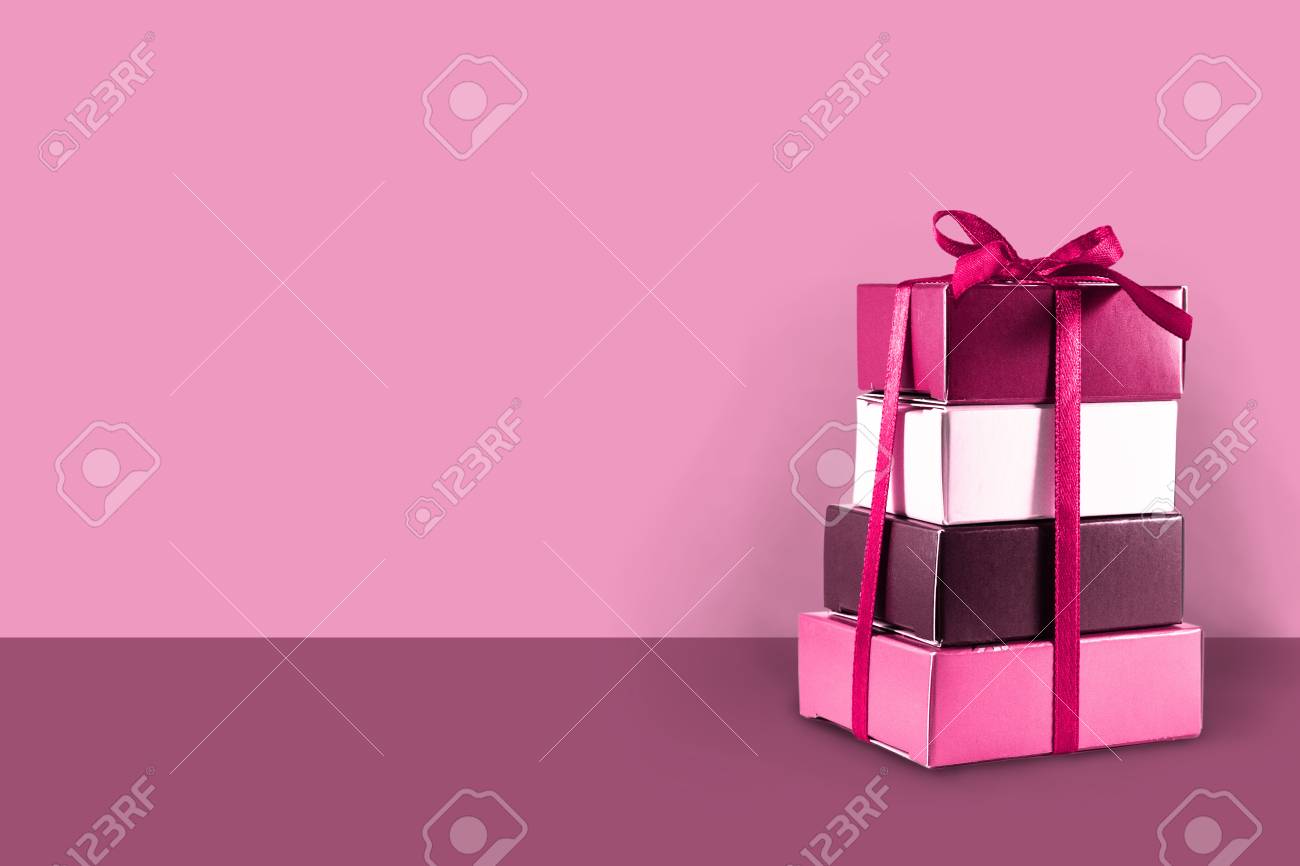 コピースペース バレンタインデー 母の日 クリスマス 誕生日 記念日のコンセプトとピンクの背景に積み重ねられたギフトボックス の写真素材 画像素材 Image コピースペース バレンタインデー 母の日 クリスマス 誕生日 記念日のコンセプトとピンクの背景に積み重ねられたギフトボックス の写真素材 画像素材 Image