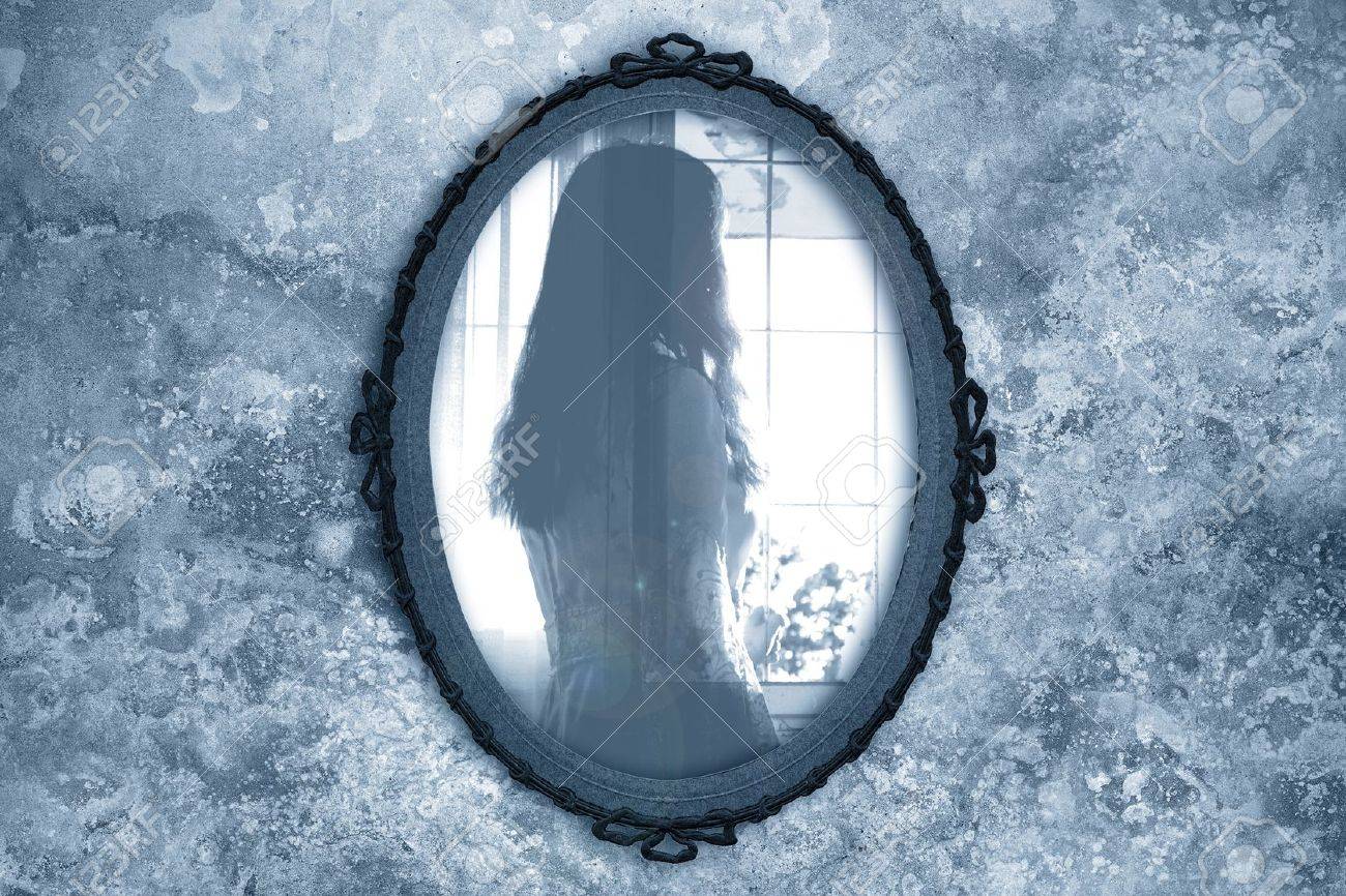 Fantôme Dans Le Miroir -