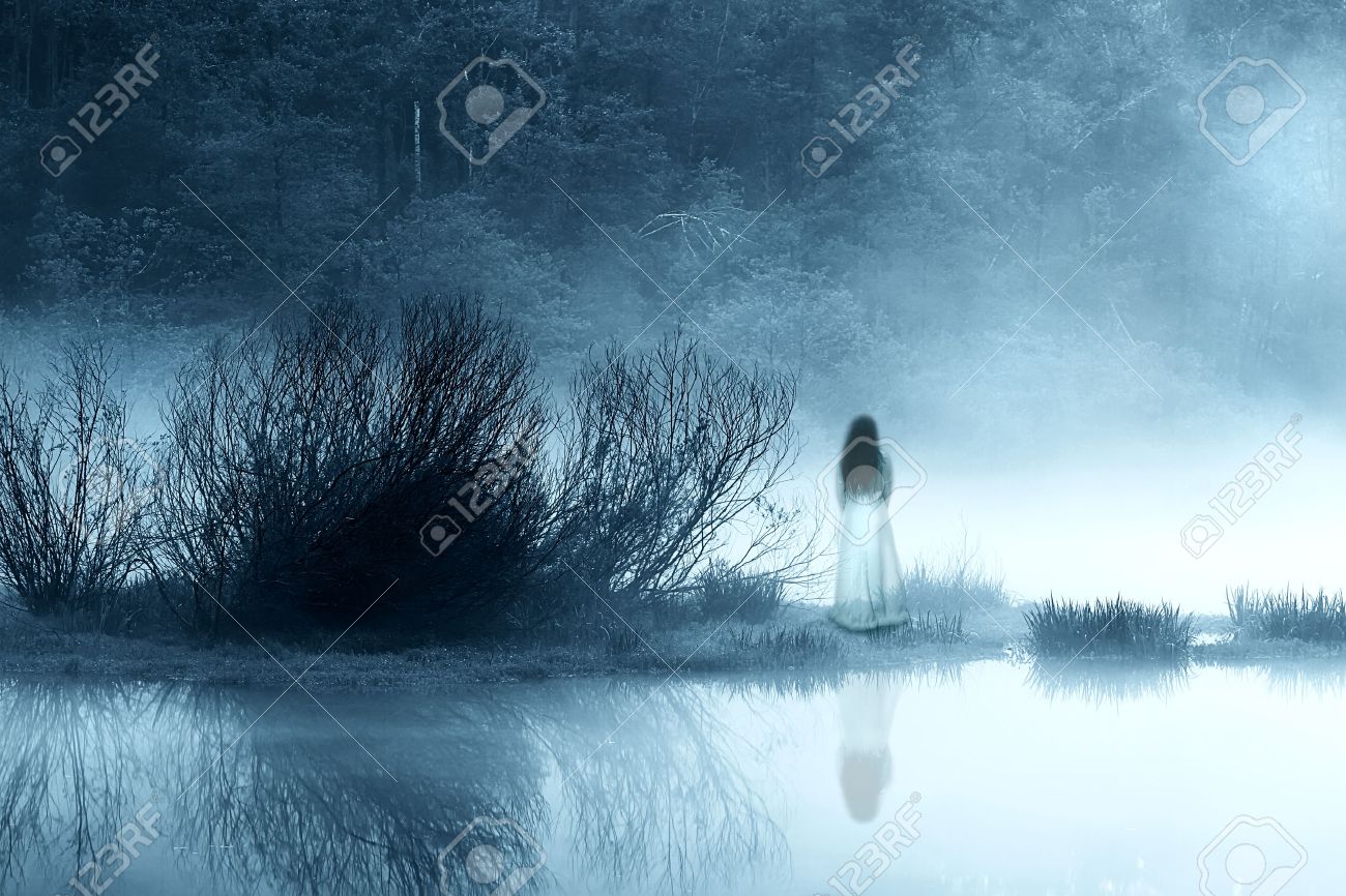 霧の中で神秘的な女性 の写真素材 画像素材 Image 霧の中で神秘的な女性 の写真素材 画像素材 Image