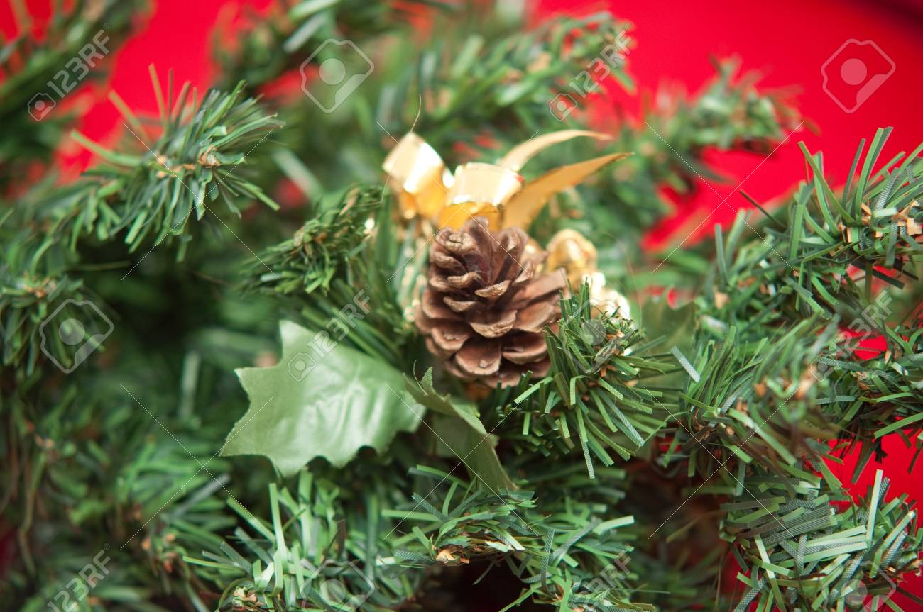 Decorazioni Natalizie Con Foto.Immagini Stock Decorazioni Natalizie Con Una Pigna Image 9553975