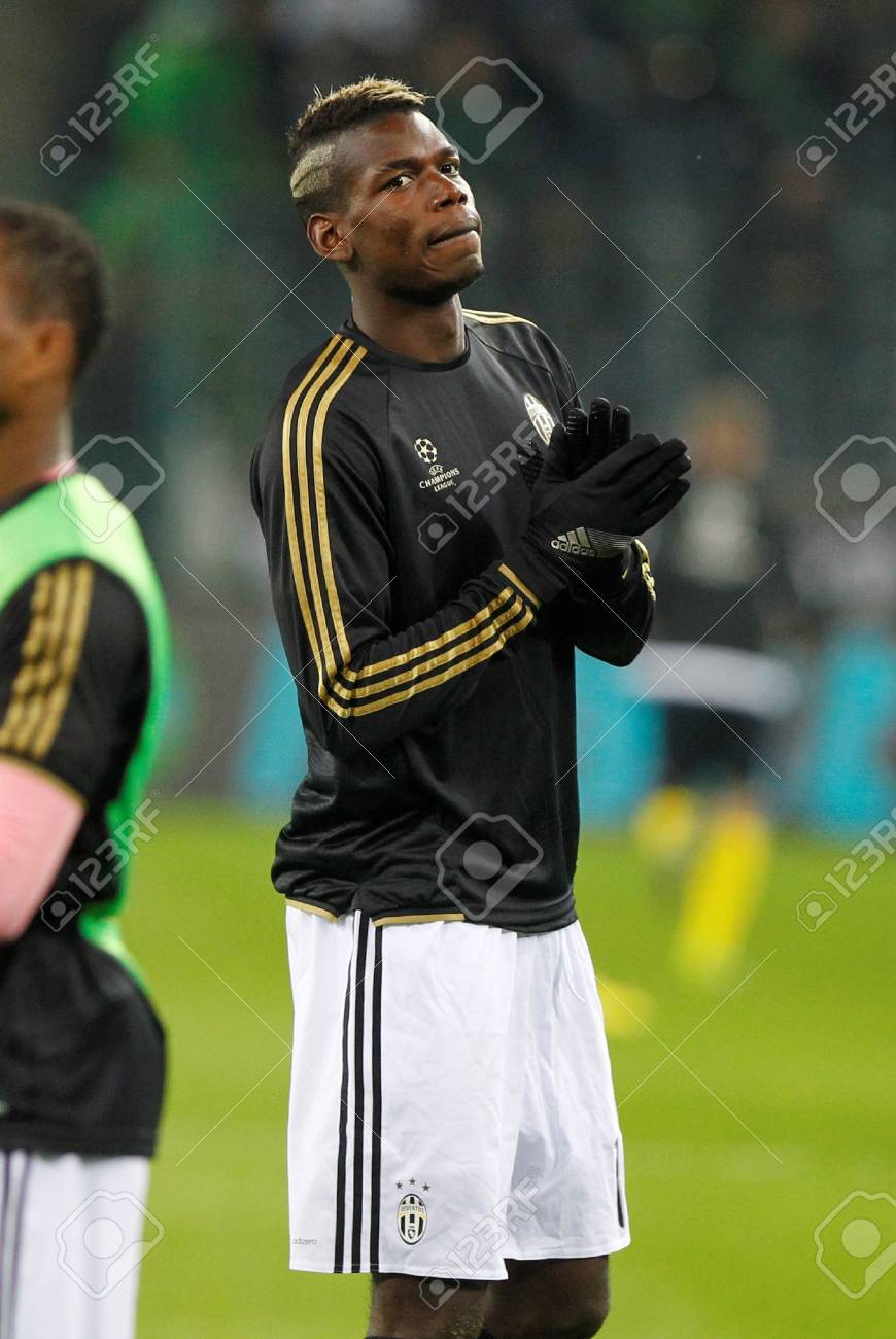 ボルシア メンヒェングラートバッハ ユベントス Austrade ボルシア パークに 15 年 11 月 3 日 ドイツ メンヒェングラートバッハ一致ポール Pogba のチャンピオン リーグの加熱時 の写真素材 画像素材 Image