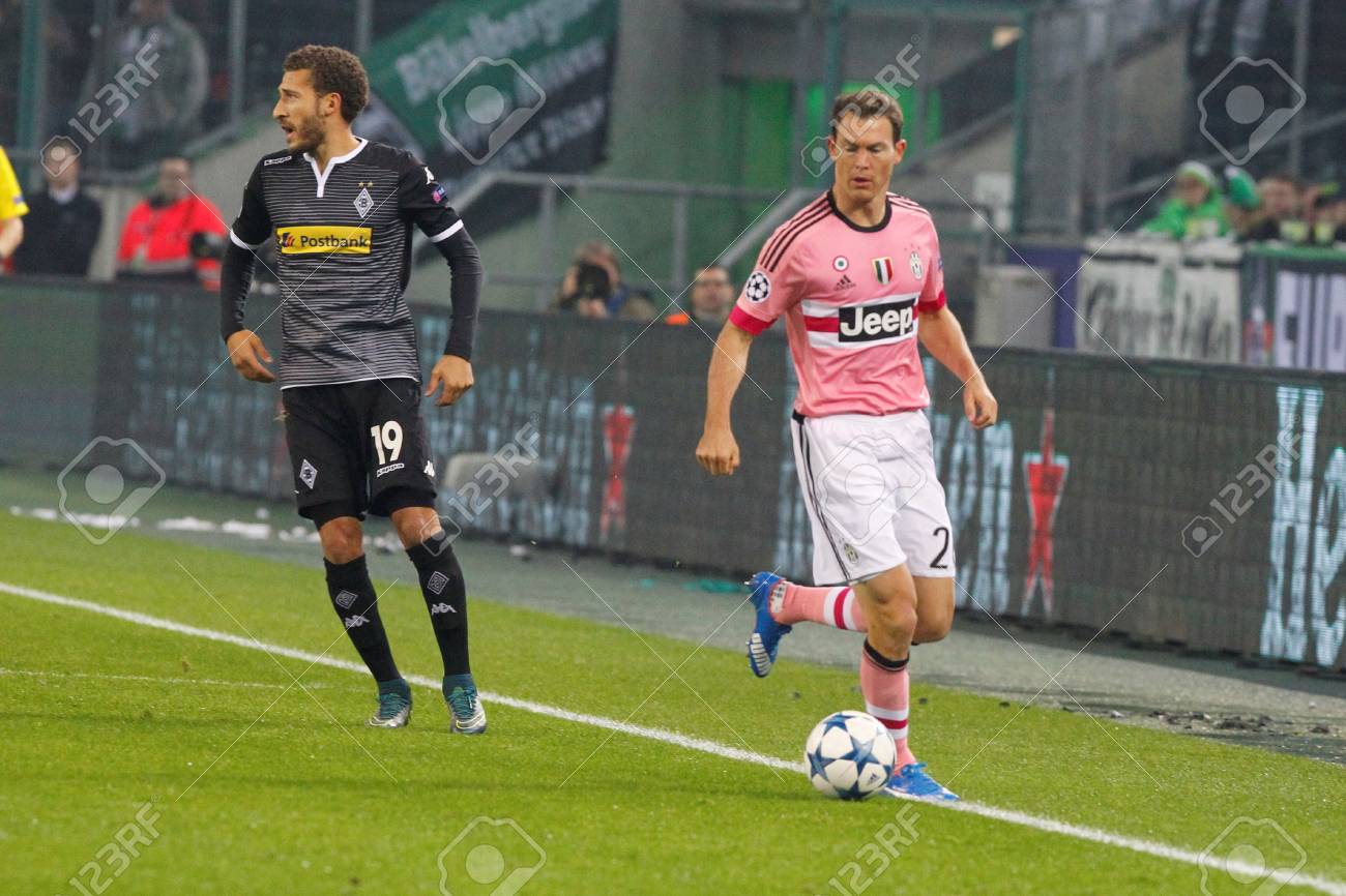 ファビアン ジョンソンとステファン Lichtsteinerat のチャンピオン リーグ戦のボルシア メンヒェングラートバッハ ボルシア ユベントスのステージ パルク 15 年 11 月 3 日 ドイツ メンヒェングラートバッハ の写真素材 画像素材 Image