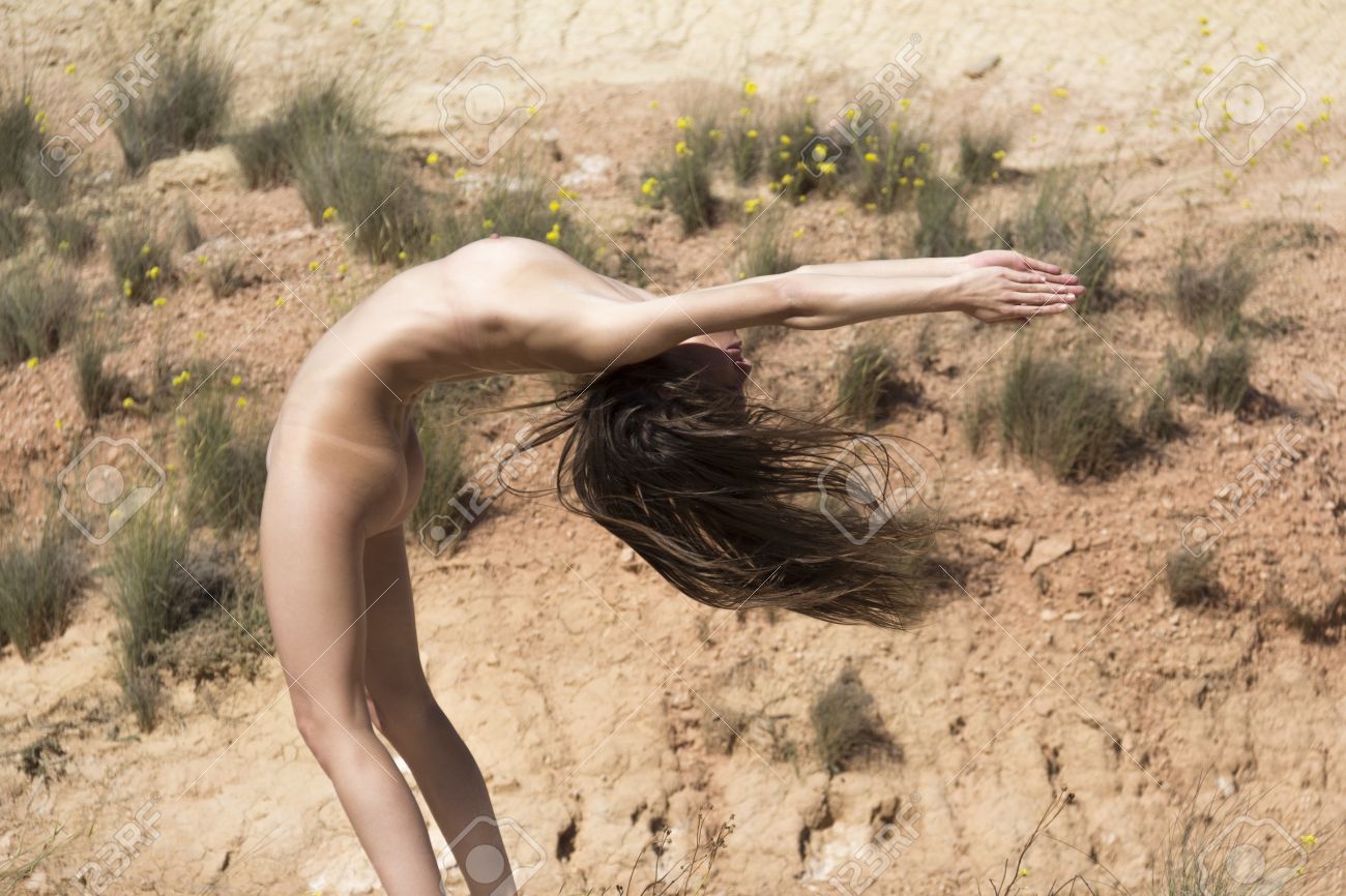 瞑想　女性　全裸 砂漠で裸ヨガきれいな女性の写真素材・画像素材 Image 38796613