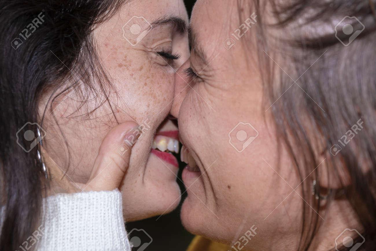 熟女　同性愛　レズビアン キスをしているレズビアンのカップルのクローズアップの写真素材・画像素材 Image 174665459