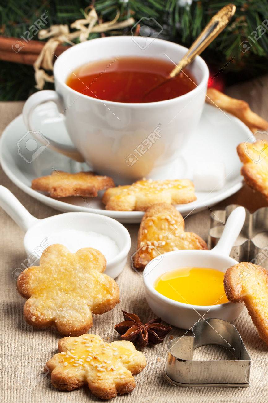 Immagini Stock - Tazza Di Tè Nero Servito Con Biscotti Casalinghi Di Natale  Zucchero, Miele E Biscotto Frese In Metallo Sopra La Tovaglia. Image  22499385