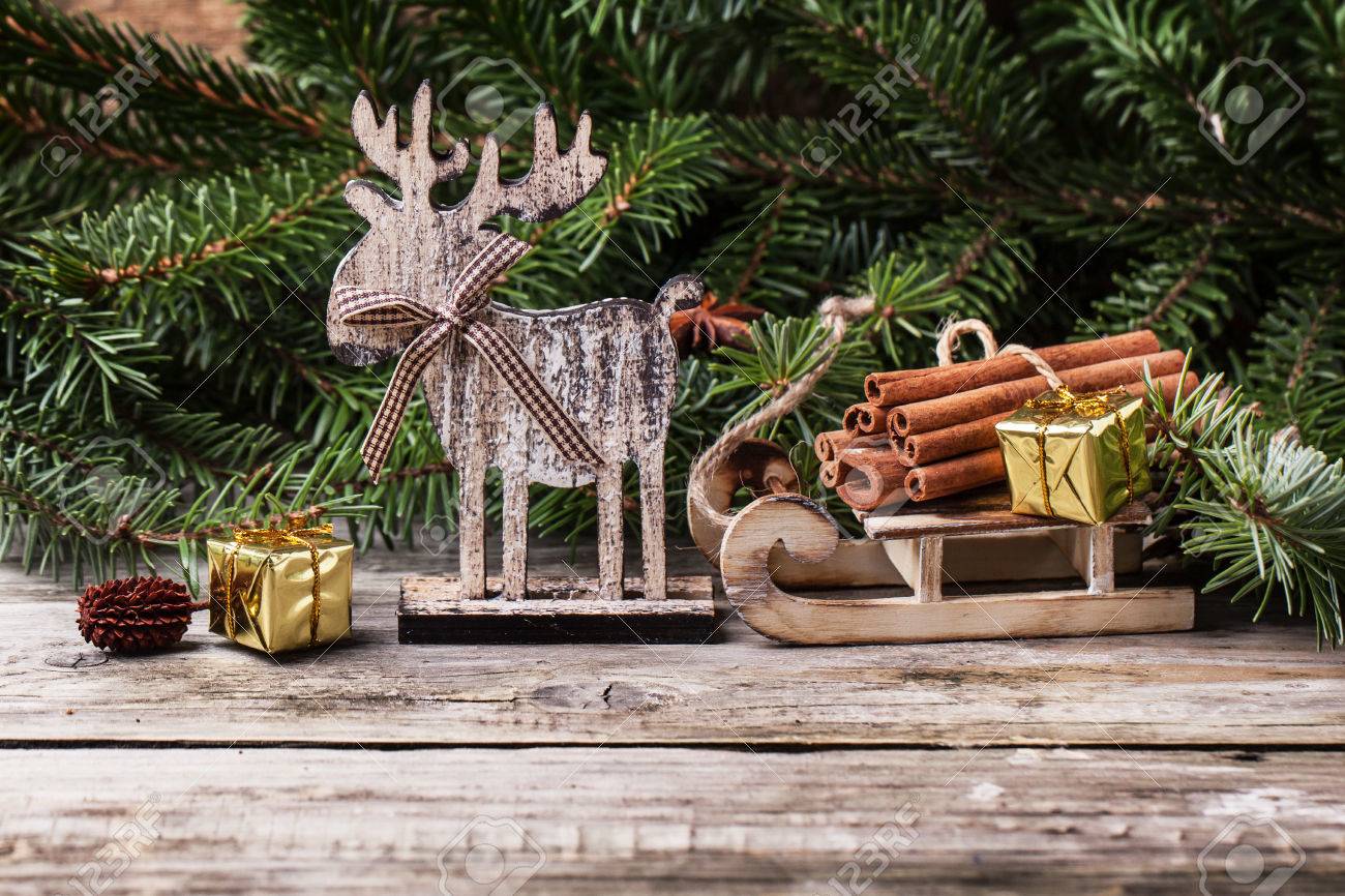 Regali Di Natale In Legno.Immagini Stock Cartolina Di Natale Con I Cervi Di Legno Slitta Cannella E Regali Di Natale Piu Vecchio Fondo Di Legno Image 23569728
