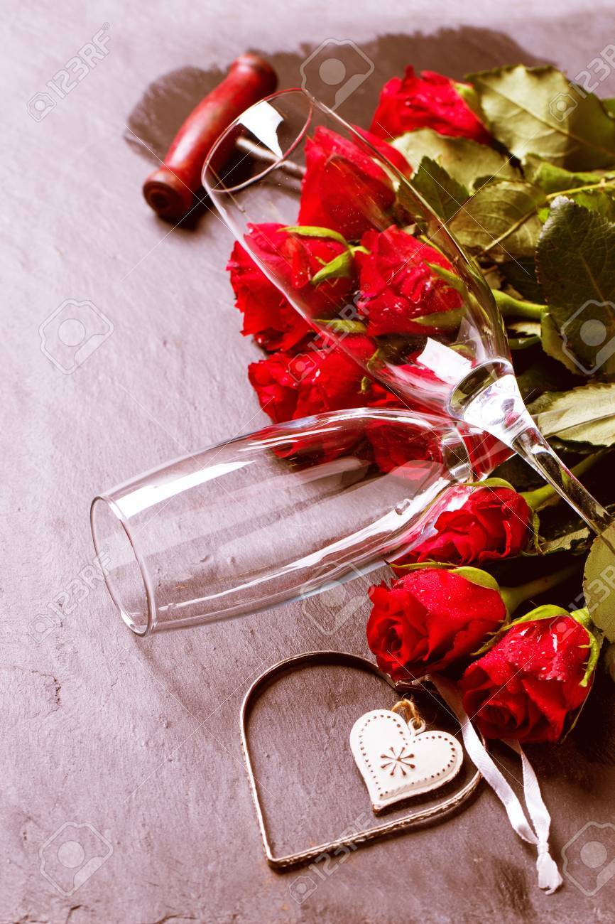 Valentinstag Grusskarte Mit Roten Rosen Herzen Und Champagnerglaser Auf Schwarzem Stein Hintergrund Siehe Serie Lizenzfreie Fotos Bilder Und Stock Fotografie Image