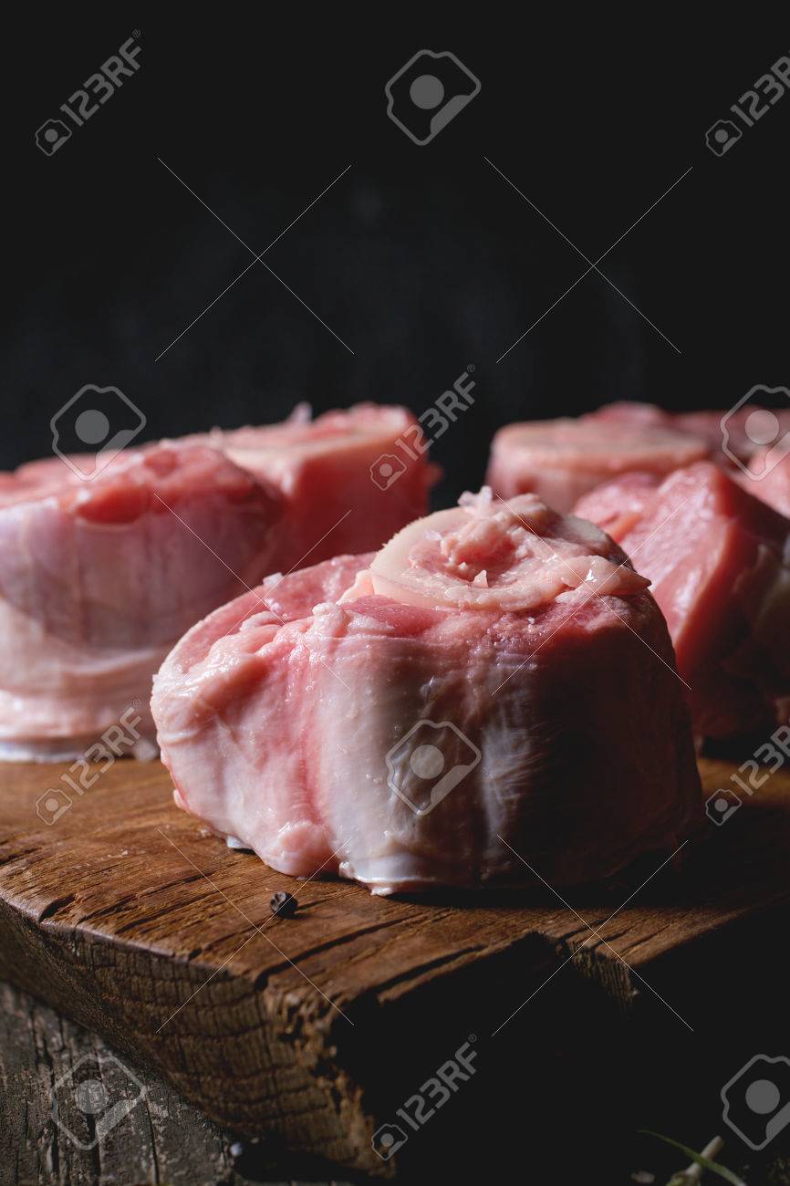 Osso Buco Viande Crue Sur Une Planche A Decouper En Bois Avec Le