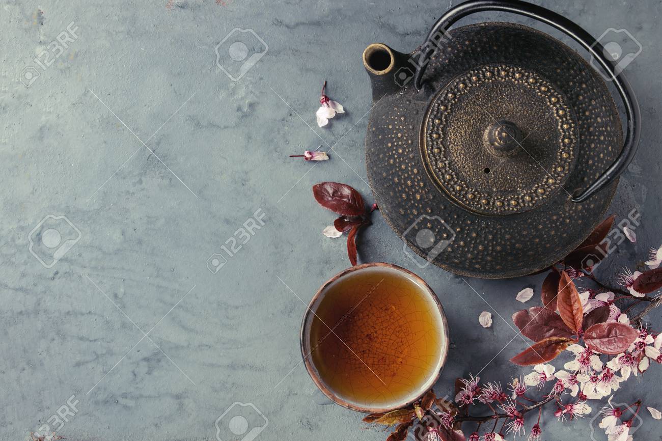 La Tetera Negra Del Hierro Y La Taza De Cerámica Tradicional La Tetera Negra Del Hierro Y La Taza De Cerámica Tradicional