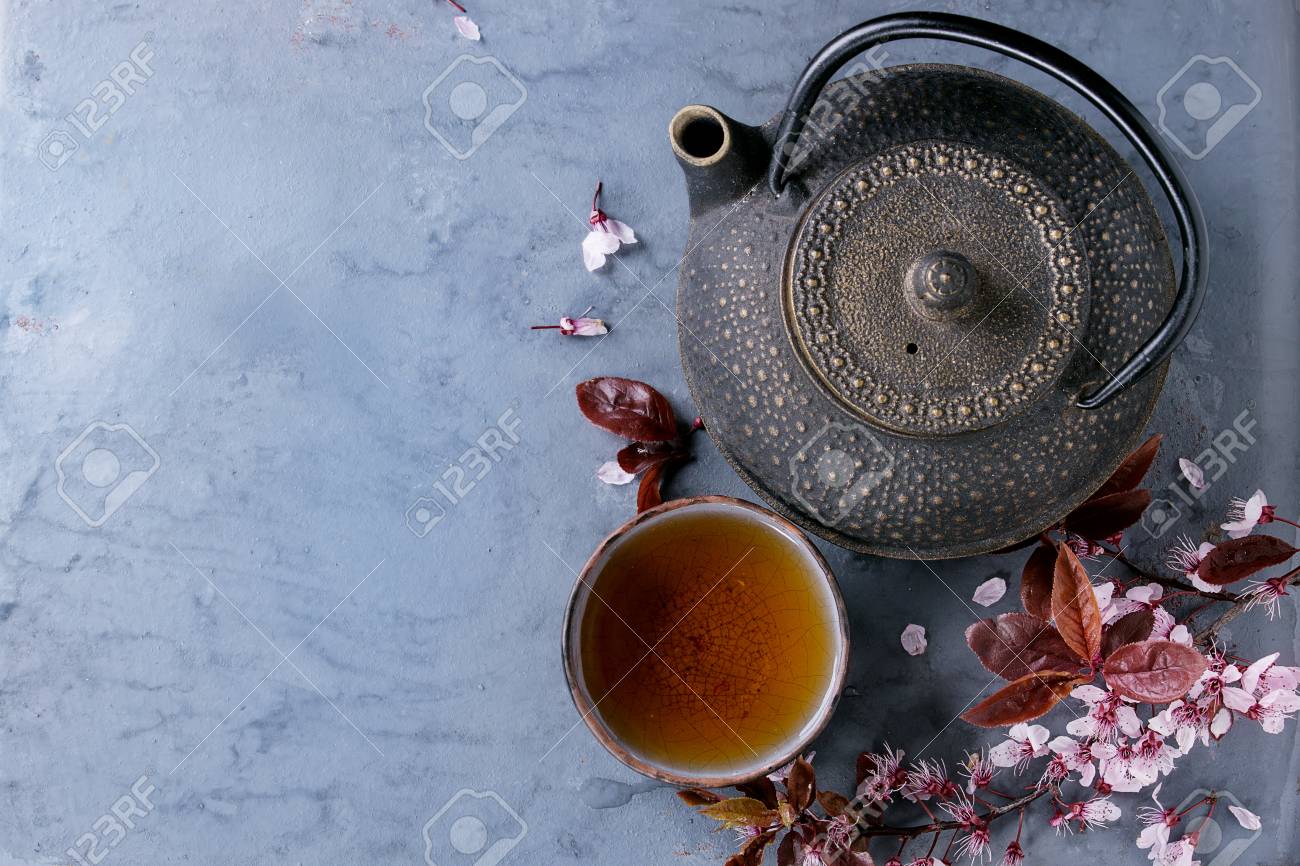 La Tetera Negra Del Hierro Y La Taza De Cerámica Tradicional La Tetera Negra Del Hierro Y La Taza De Cerámica Tradicional