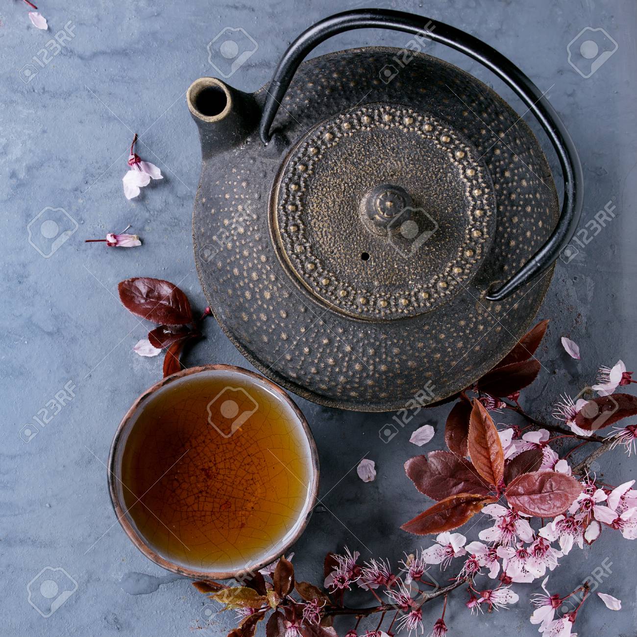 La Tetera Negra Del Hierro Y La Taza De Cerámica Tradicional La Tetera Negra Del Hierro Y La Taza De Cerámica Tradicional