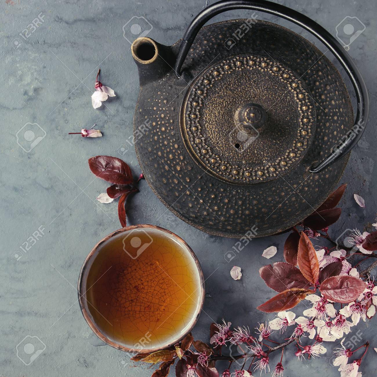 La Tetera Negra Del Hierro Y La Taza De Cerámica Tradicional La Tetera Negra Del Hierro Y La Taza De Cerámica Tradicional