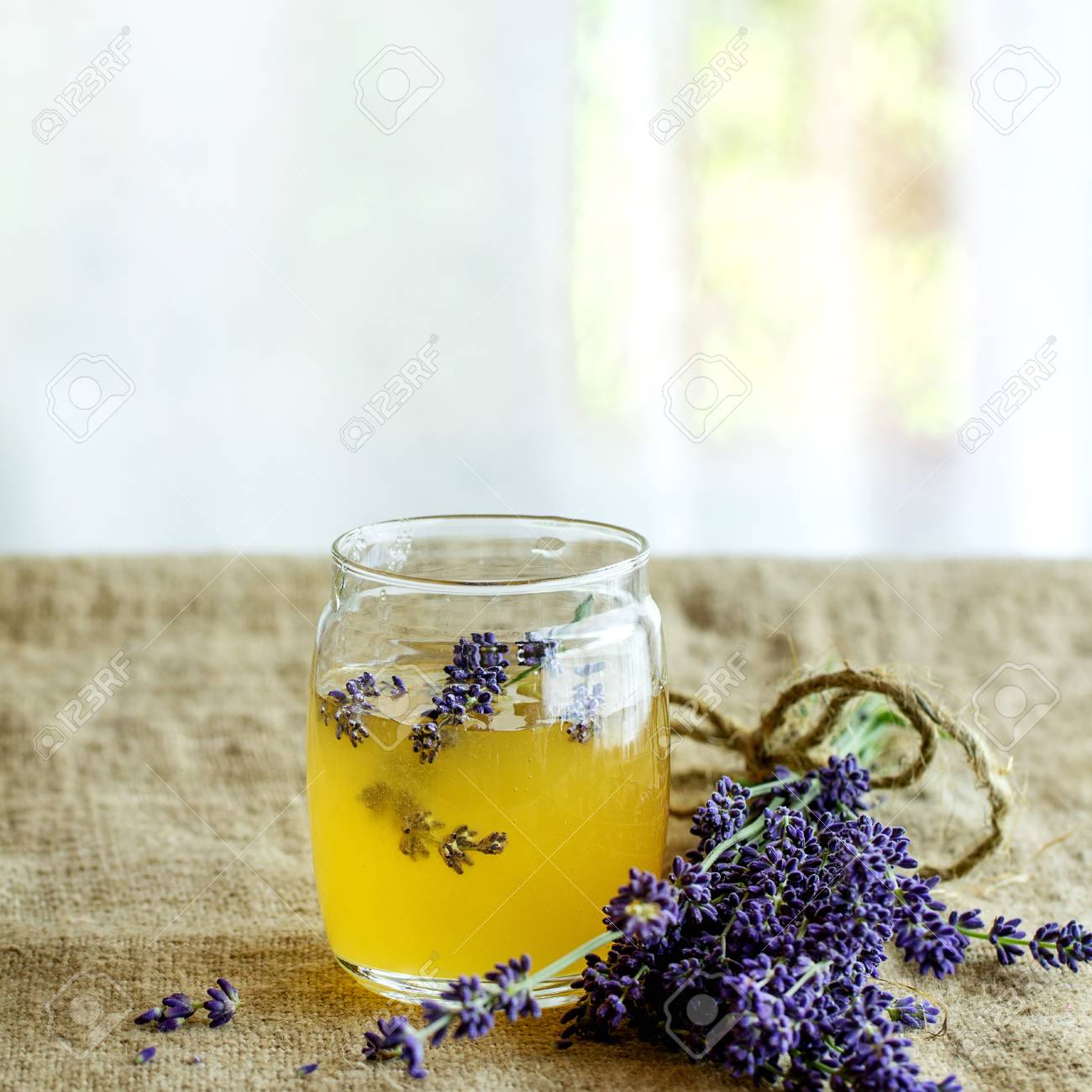 荒布とテーブルの上に立って ラベンダーの花で香りをつけたガラスの瓶に有機の生の蜂蜜 素朴なスタイルは 日の光 正方形の画像 の写真素材 画像素材 Image 荒布とテーブルの上に立って ラベンダーの花で香りをつけたガラスの瓶に有機の生の蜂蜜 素朴なスタイルは 日の光 正方形の画像 の写真素材 画像素材 Image