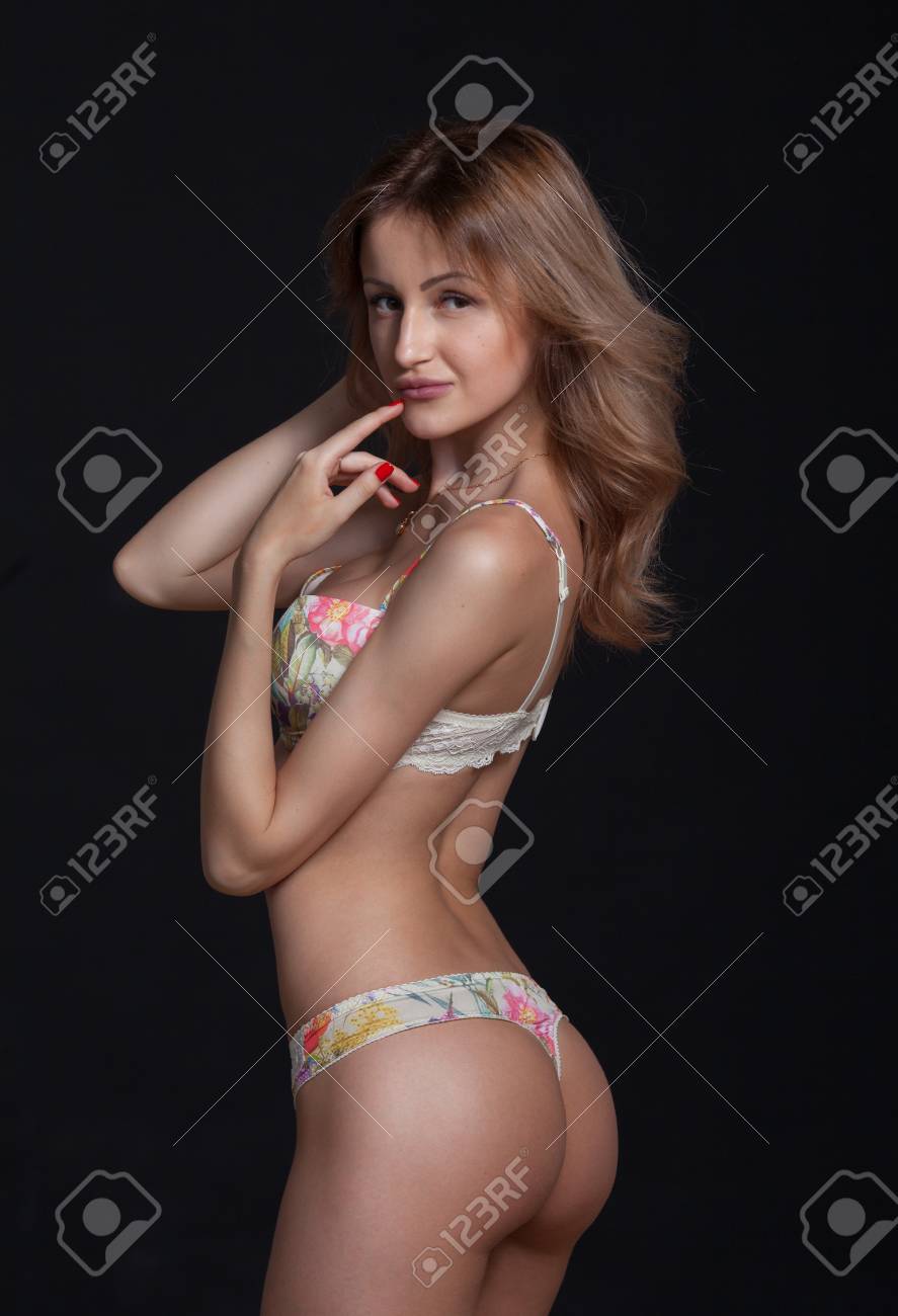 Mulher Loira Atraente Sexy Posando De Lingerie Elegante Tiro Do Estudio Garota Com Cabelo Comprido Bunda Grande No Fundo Preto Fotos Retratos Imagenes Y Fotografia De Archivo Libres De Derecho Image 62947525