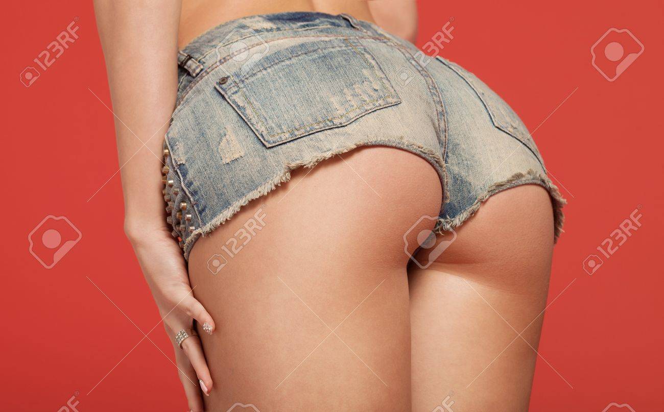 Rojo VueltaGran Está Modelo Vuelta Cortos Culo De En Mujer Pantalones Fondo JeansEl uOkXPZiT