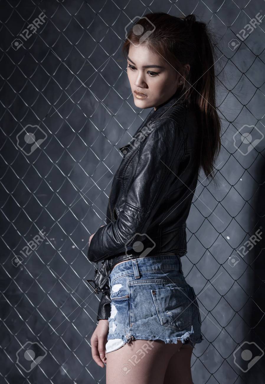 Sexy Asiatische Frau In Jeans-Shorts . Das Modell Ist Zurück . Großer Arsch  Lizenzfreie Fotos, Bilder und Stock Fotografie. Image 64315659.