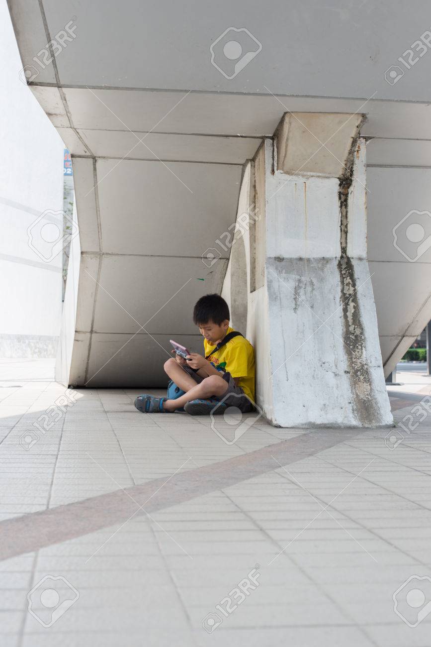 バンコク タイ 2 月 7 16 正体不明の少年プレイ ゲーム プレスは橋の下 に住んでいる観光客が訪ねてくるバンコク芸術 パトゥムワン交差点 バンコク芸術文化センター文化センターは タイで最初の現代美術センター 2 月 7 2 の写真素材 画像素材 Image