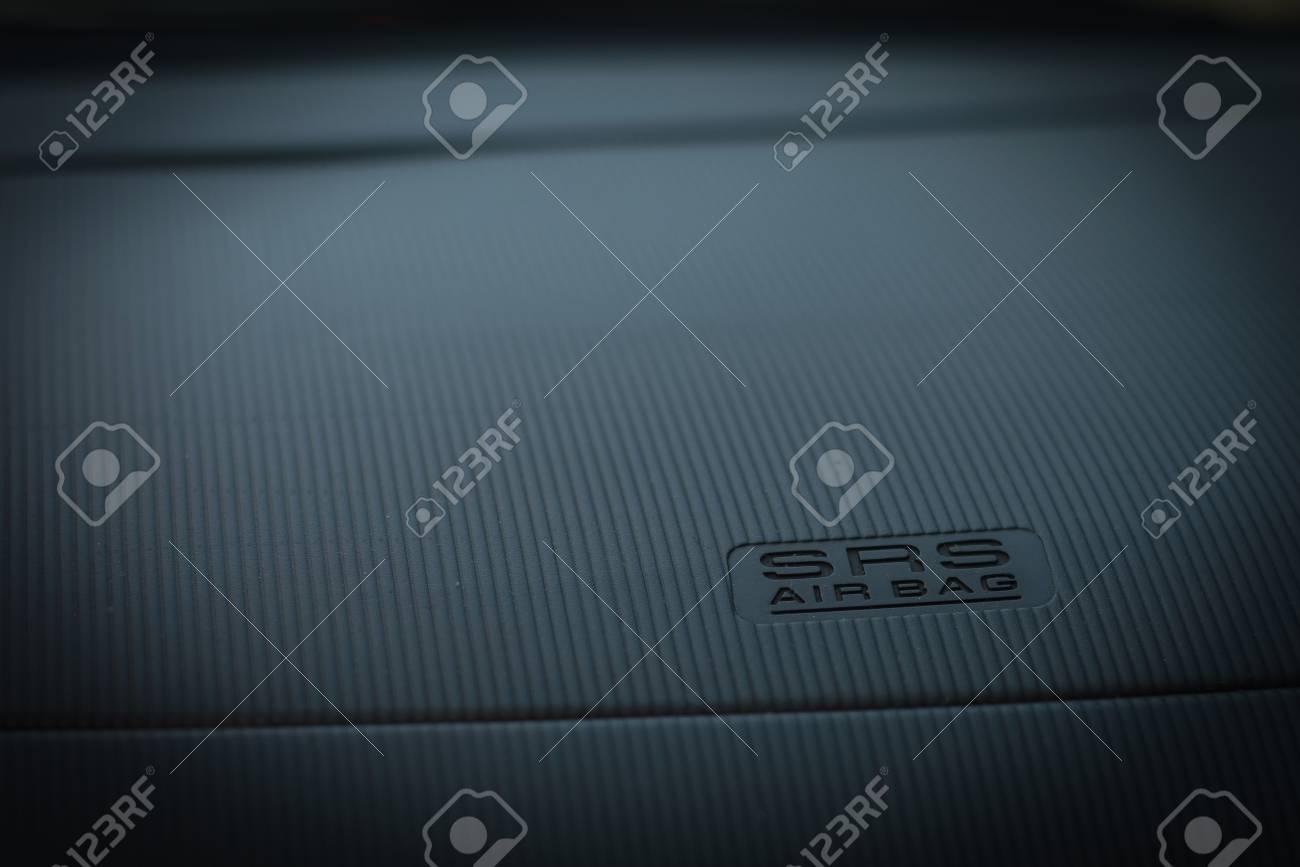 車のダッシュ ボードに Srs エアバッグ キャプション の写真素材 画像素材 Image