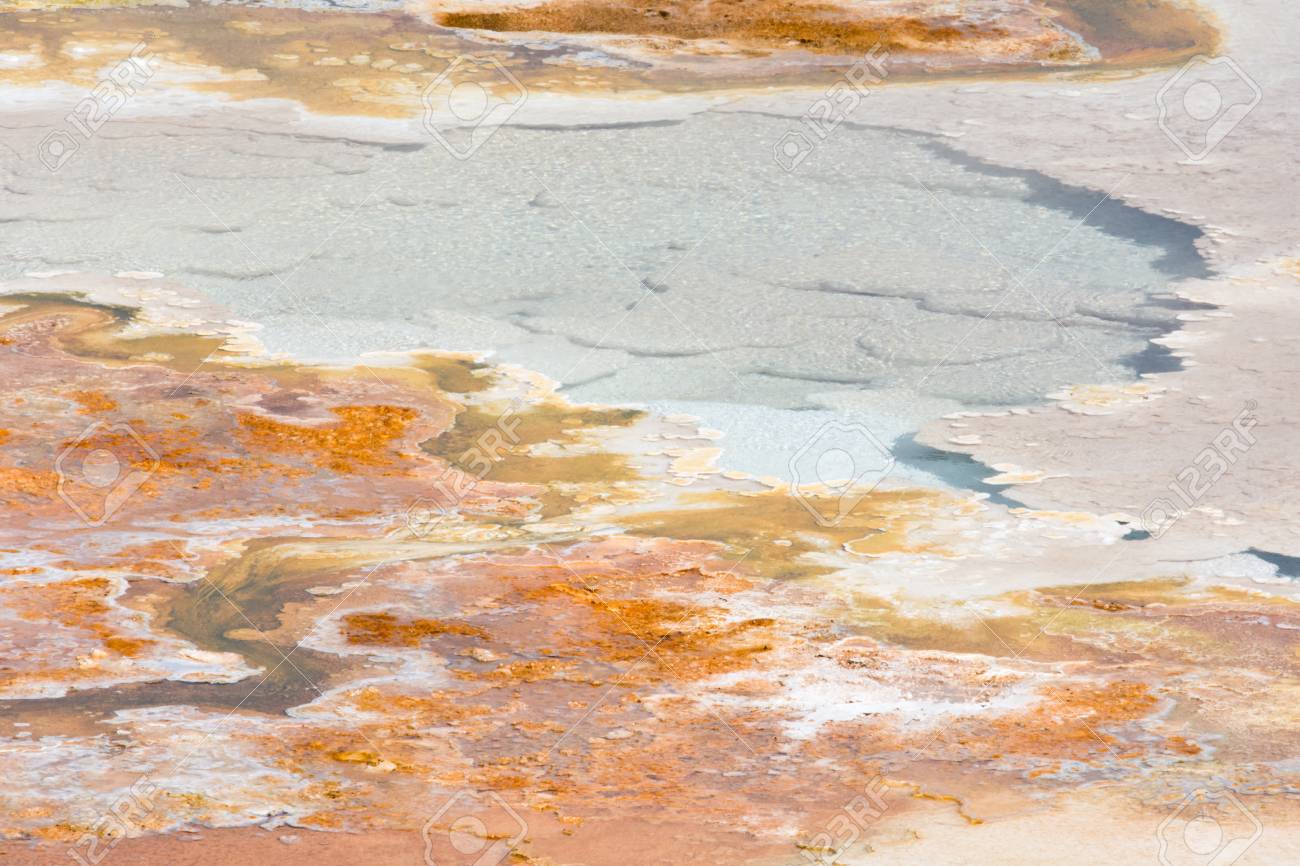 Un Jet Deau Se Précipite Sur Le Sol Orange Et Dans Une Piscine Blanchâtre Bleu De Leau