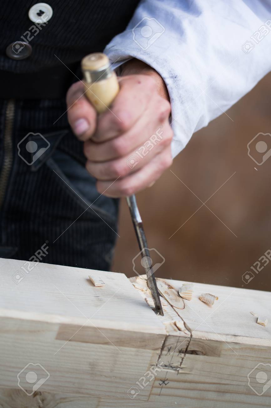 ノミで作業する大工の手、詳細 の写真素材・画像素材. Image 93798661.