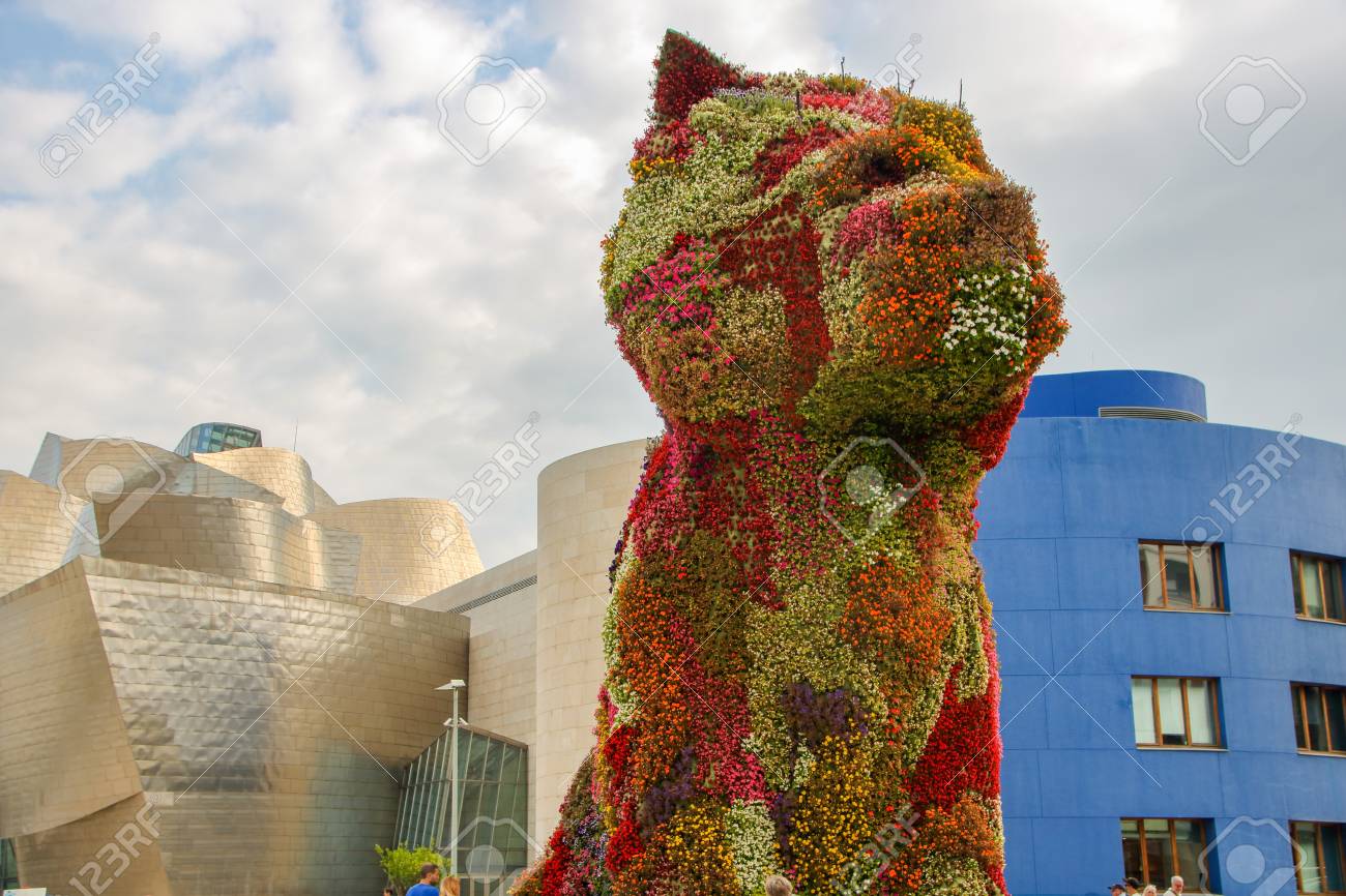 A Bilbao , Espagne , Le 30/08/2017 , Puppy par Jeff Koons l\u0027énorme sculpture faite de fleurs à l\u0027entrée du musée Guggenheim à Bilbao, Espagne,
