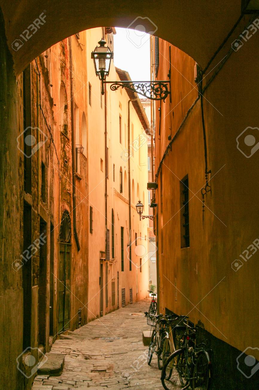 フィレンツェの旧市街中心部に自転車で狭い路地,イタリアの写真素材