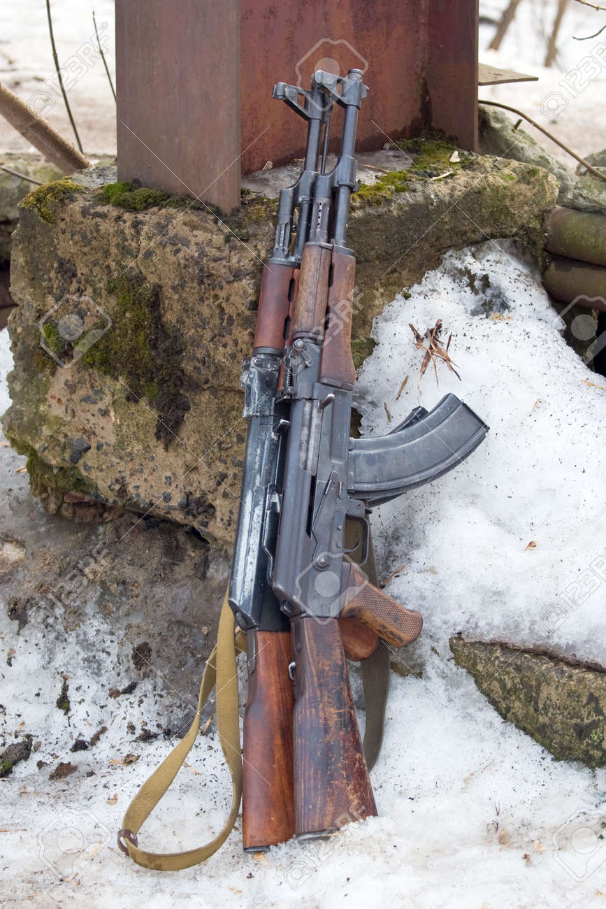2 つの機関銃 ak 47 雪の上にあります ロイヤリティーフリーフォト