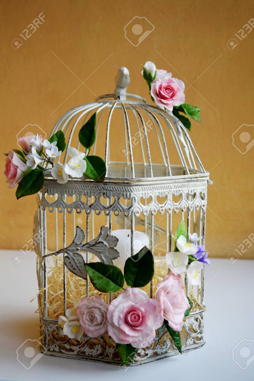 Cage à Oiseaux Décorative Vintage Blanche Avec De Belles Fleurs