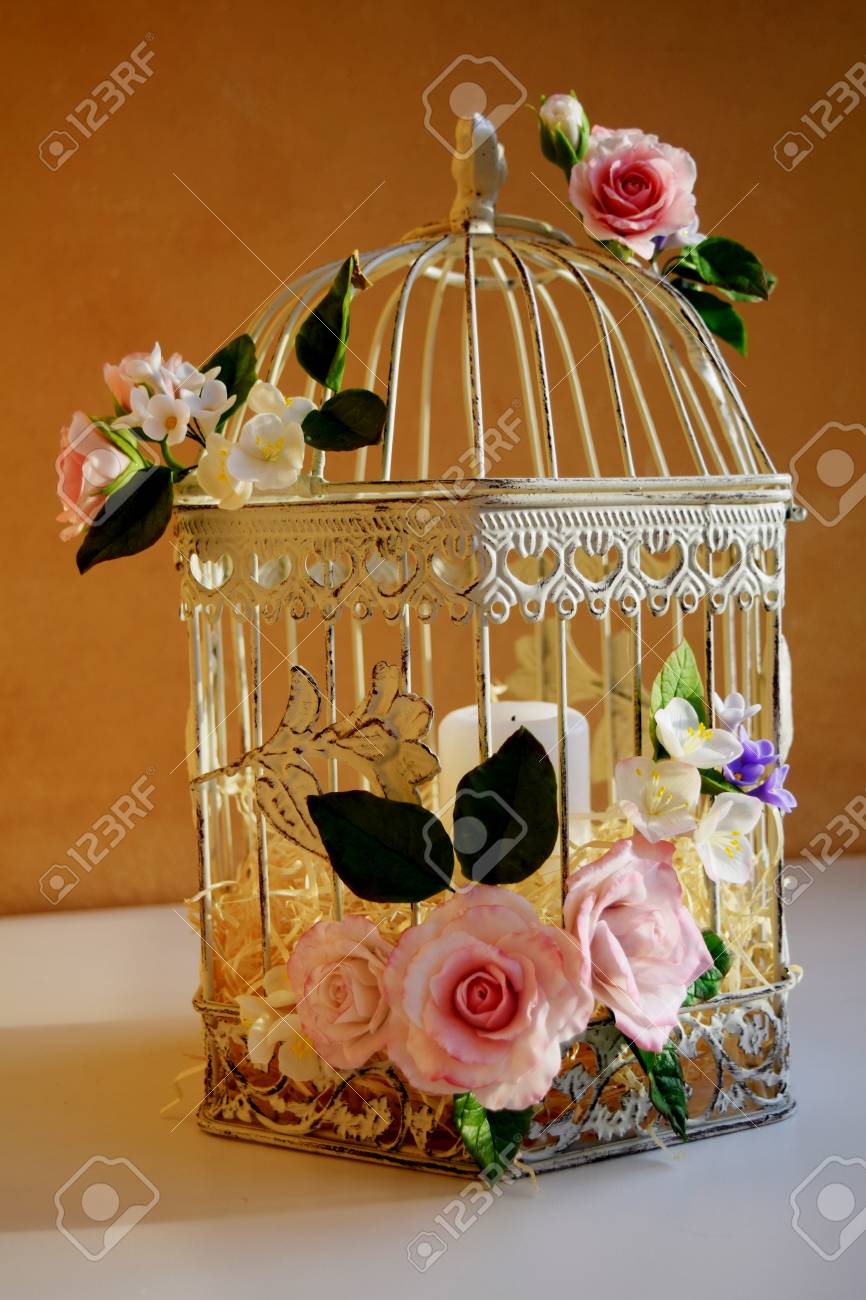 Cage à Oiseaux Décorative Vintage Blanche Avec De Belles Fleurs