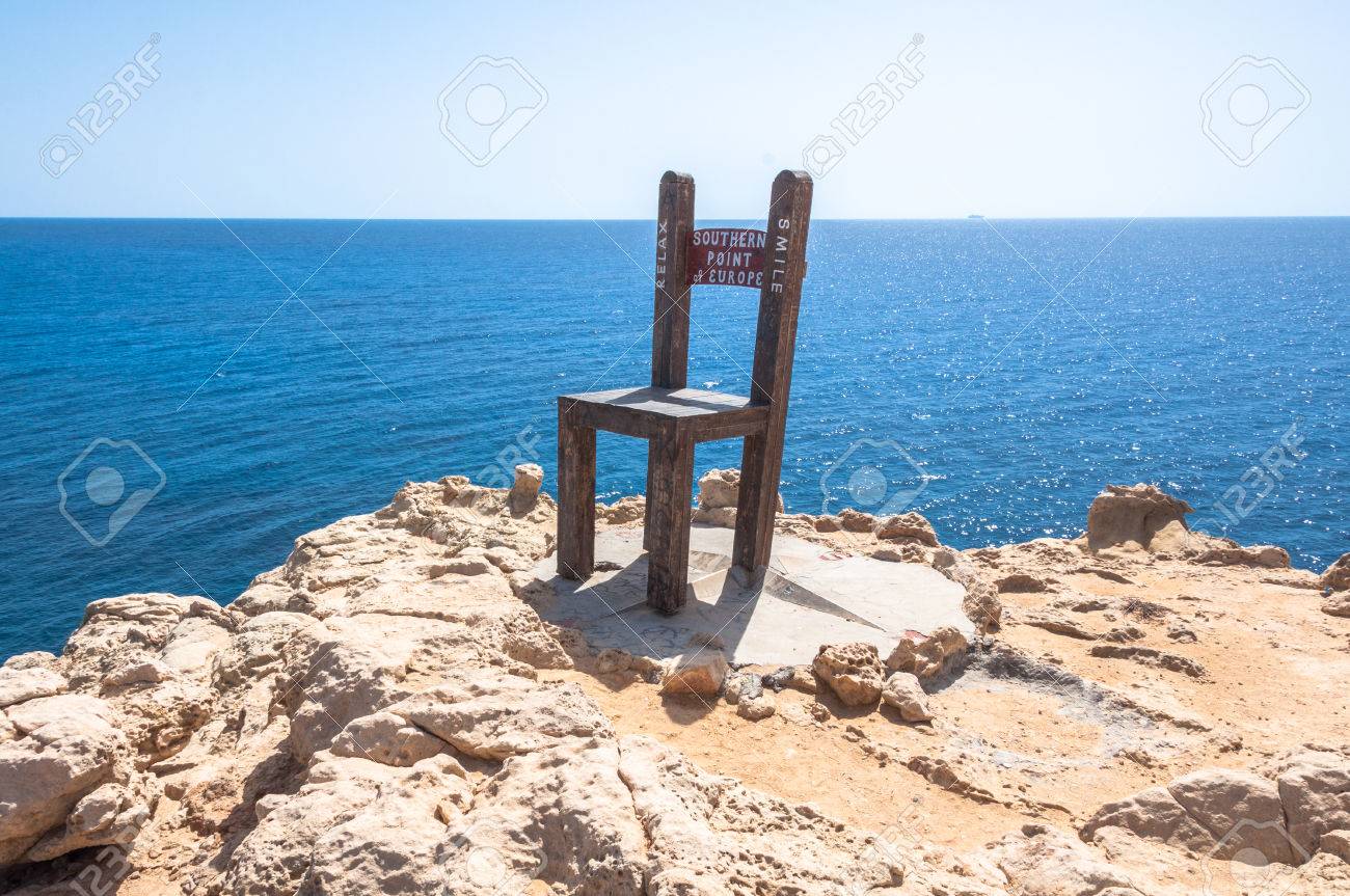 Cape Trypiti Le Point Le Plus Au Sud De L Europe A Ce Stade Une Sculpture D Un Fauteuil Surdimensionne Peut Etre Vu Gavdos Est En Depit De L Islande Meridionale Grec Et Le Point