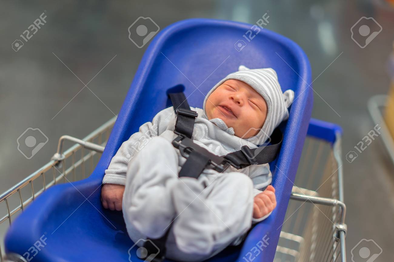 Le Petit Garcon Est Assis Sur Le Chariot Du Supermarche Le Bebe Dort Dans Le Magasin Un Voyage Au Supermarche Avec Un Chariot Pour Les Enfants Banque D Images Et Photos Libres De