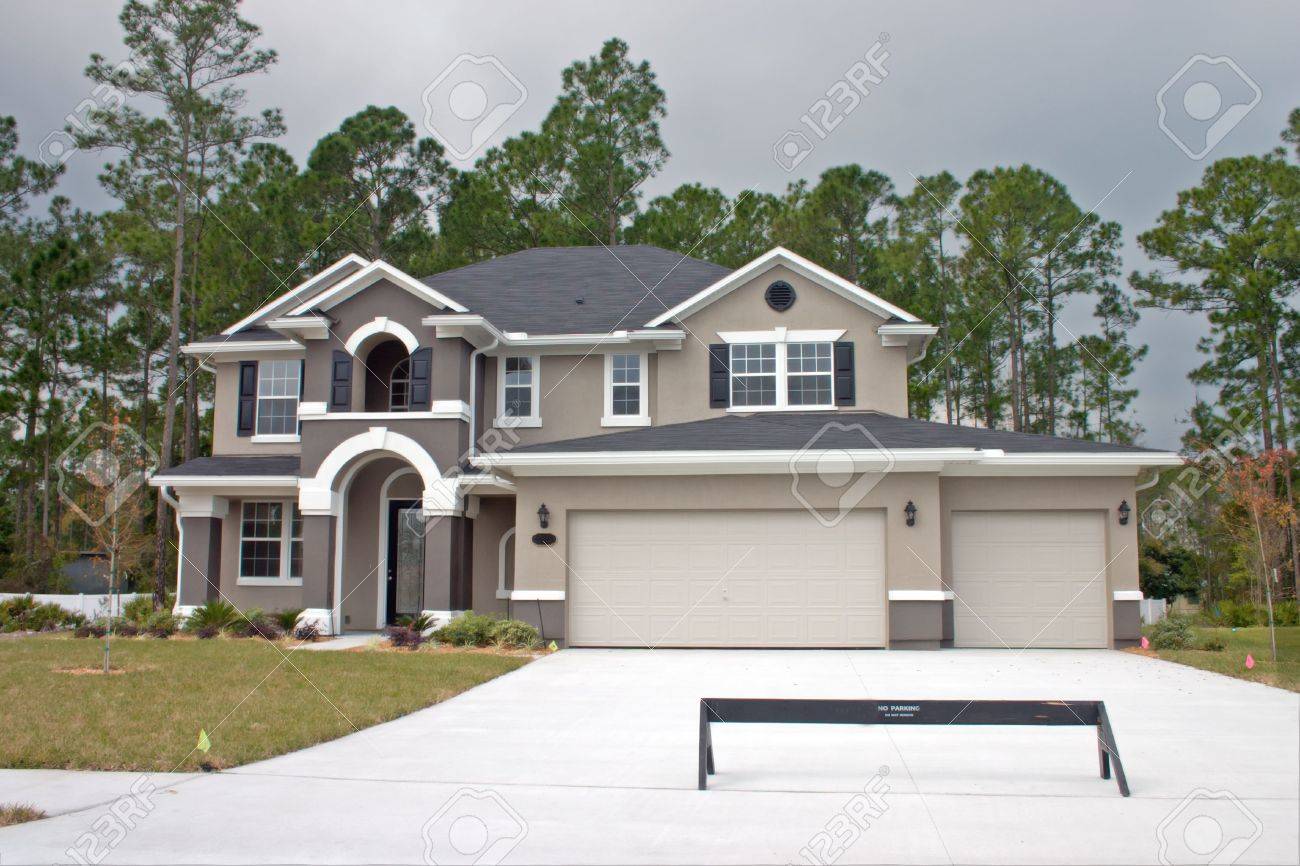 高級 3 つの車のガレージ付き住宅を新築 の写真素材 画像素材 Image