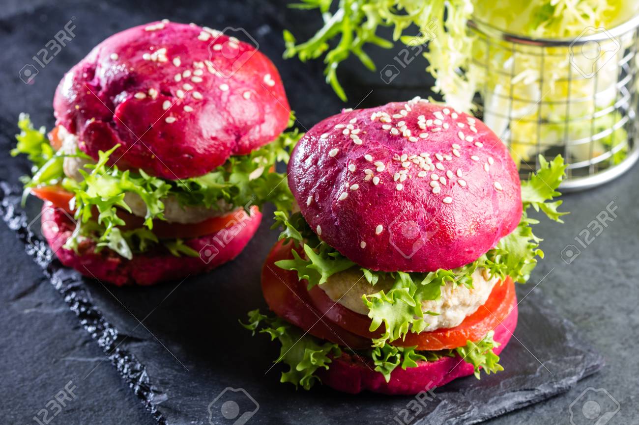 色紫ビート ハンバーガー ビーツとチキン ハンバーガー ハンバーガー ピンクのパンと野菜 の写真素材 画像素材 Image